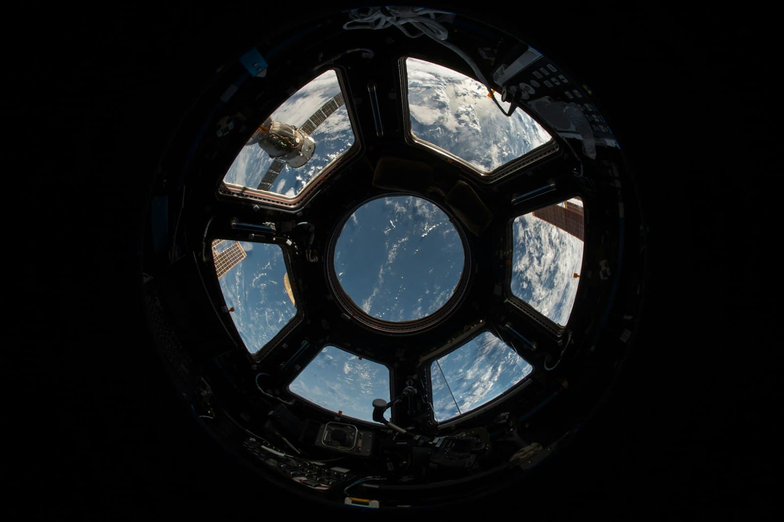 Nœuds lunaires : comprendre ton karma et ta mission de vie en astrologie
